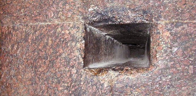 Отверстия «вентиляционных шахт» в Камере Царя расположены на южной и северной стенах на расстоянии 2,49 м и 2,48 м (восточные стенки отверстий)
